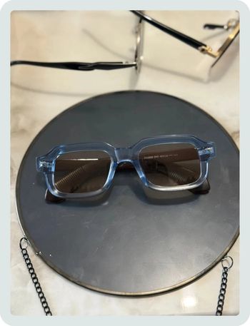 Lunette de soleil carré bleue
