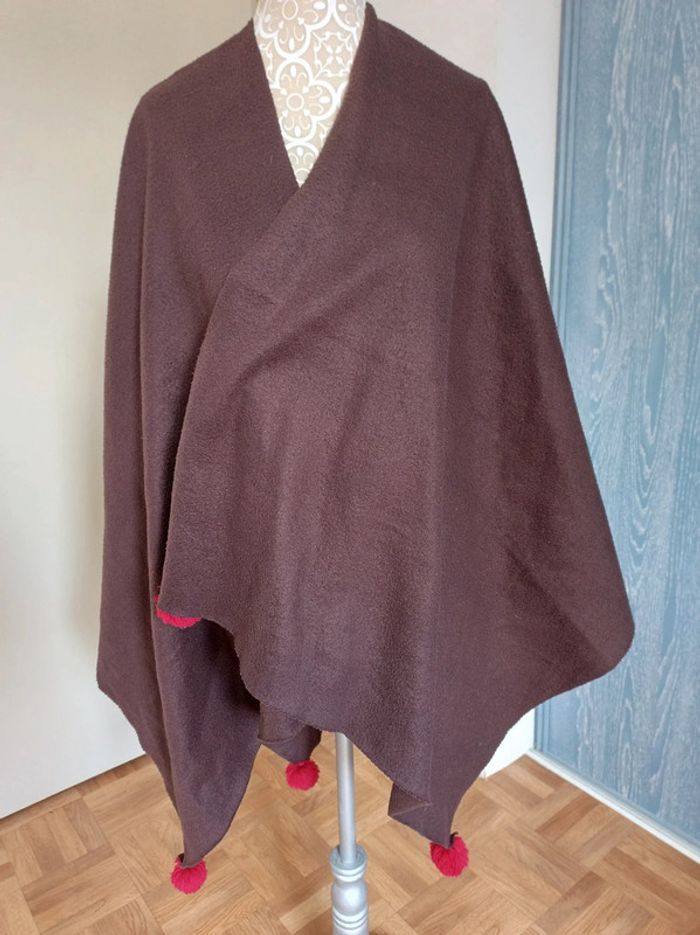 Poncho marron avec pompons rouge