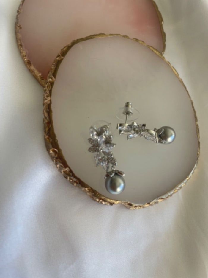 Boucles d’oreille perles grise