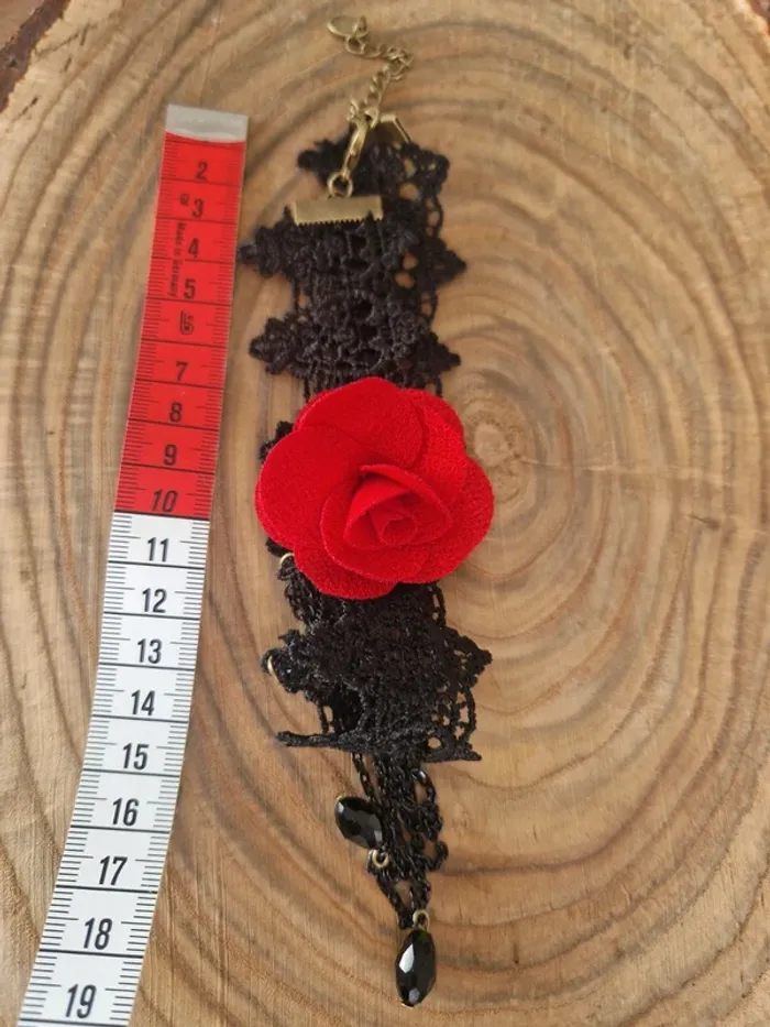 Collier choker ras de cou fantaisie élégant dentelle noire et rose rouge - photo numéro 3
