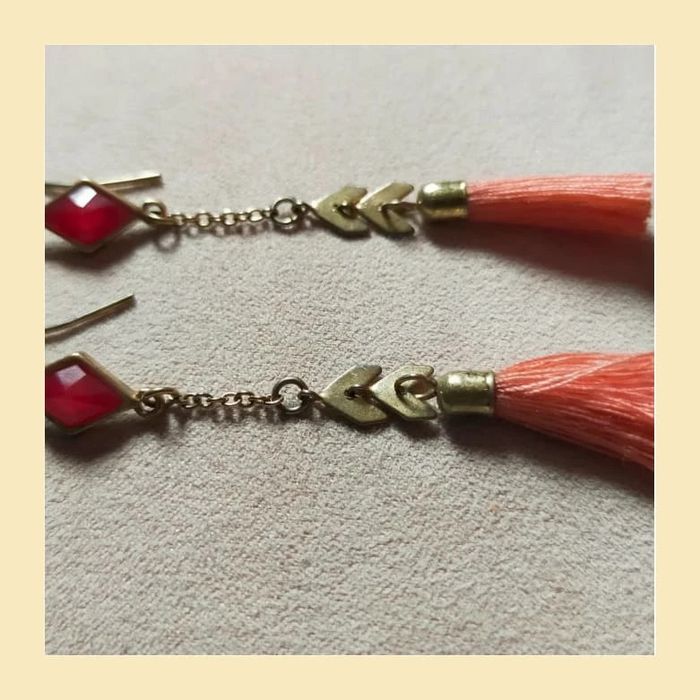 Boucles d’oreilles vintage pompons corail et perles géométriques