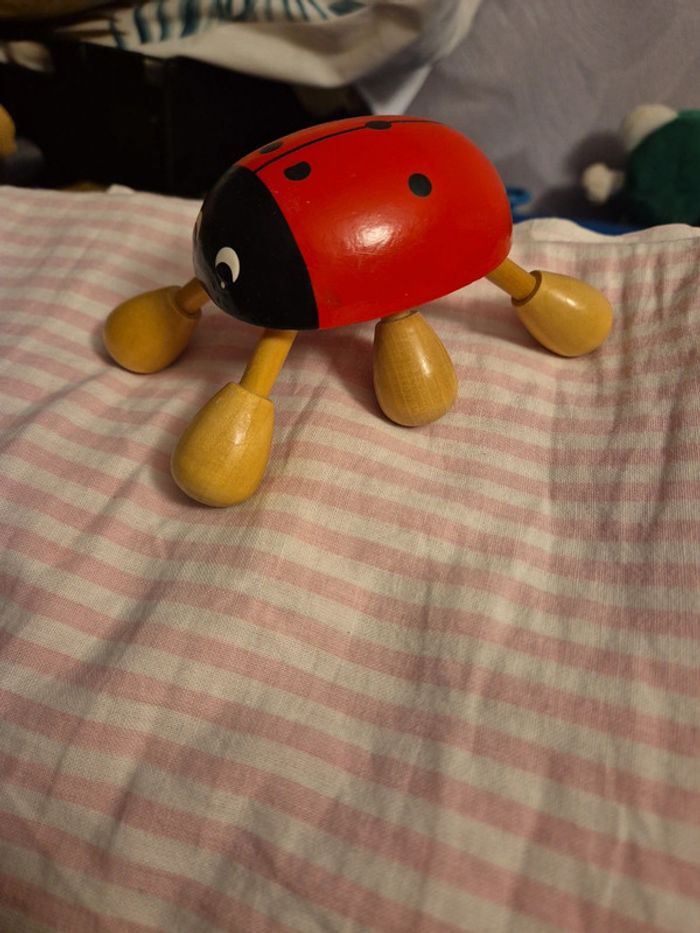 Coccinelle en bois massage de la tête