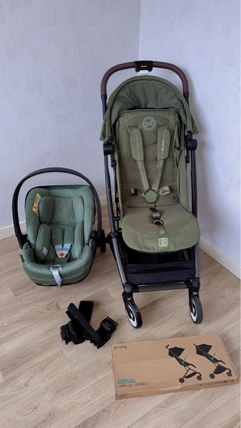Poussette bébé vert foncé presque neuve