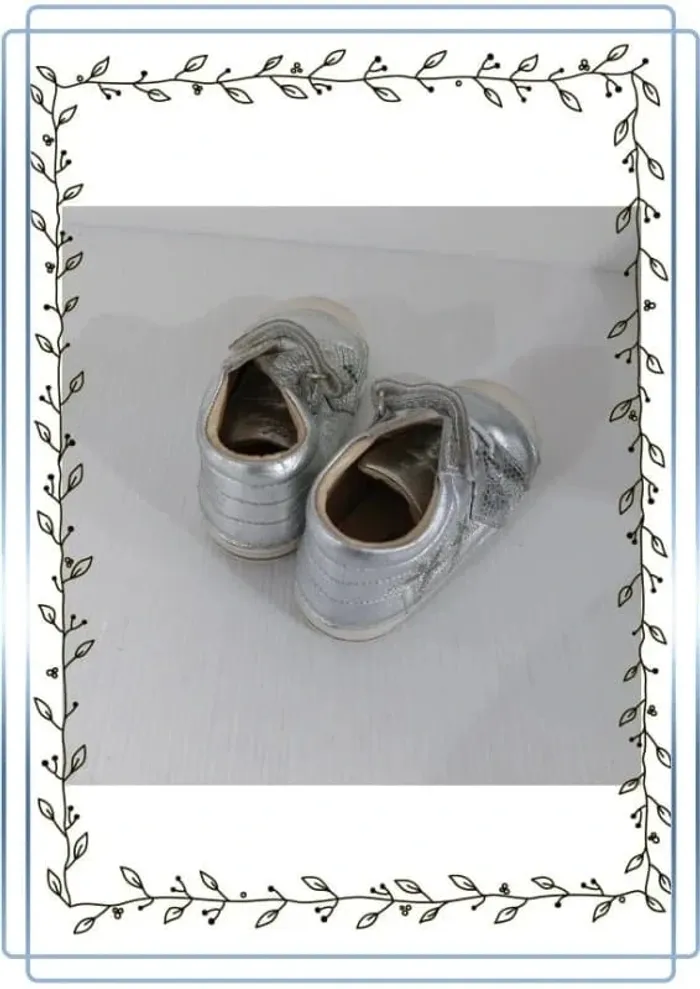 Chaussures argenté chicco, taille 21, bon état mais traces d'usures - photo numéro 3