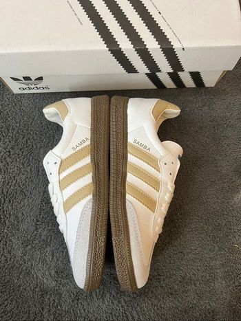 Basket Adidas samba blanche et beige taille 35 (avec défaut)