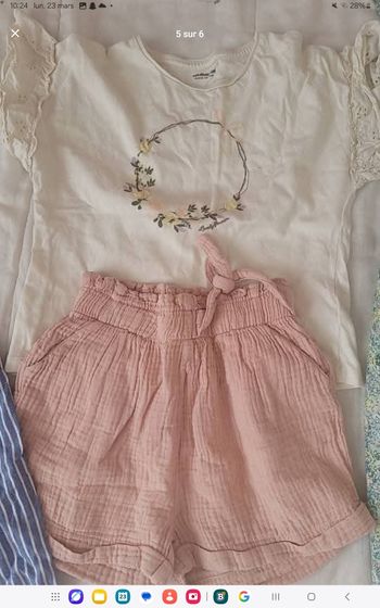 Un ensemble tee shirt et short.