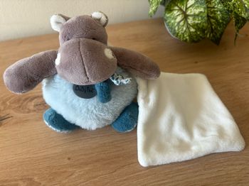 Doudou hippopotame bleu mouchoir blanc baby nat