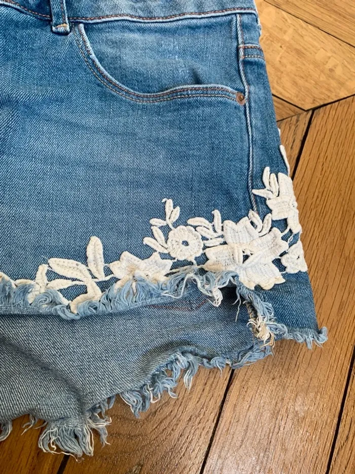 Short en jean court avec fleurs - photo numéro 2