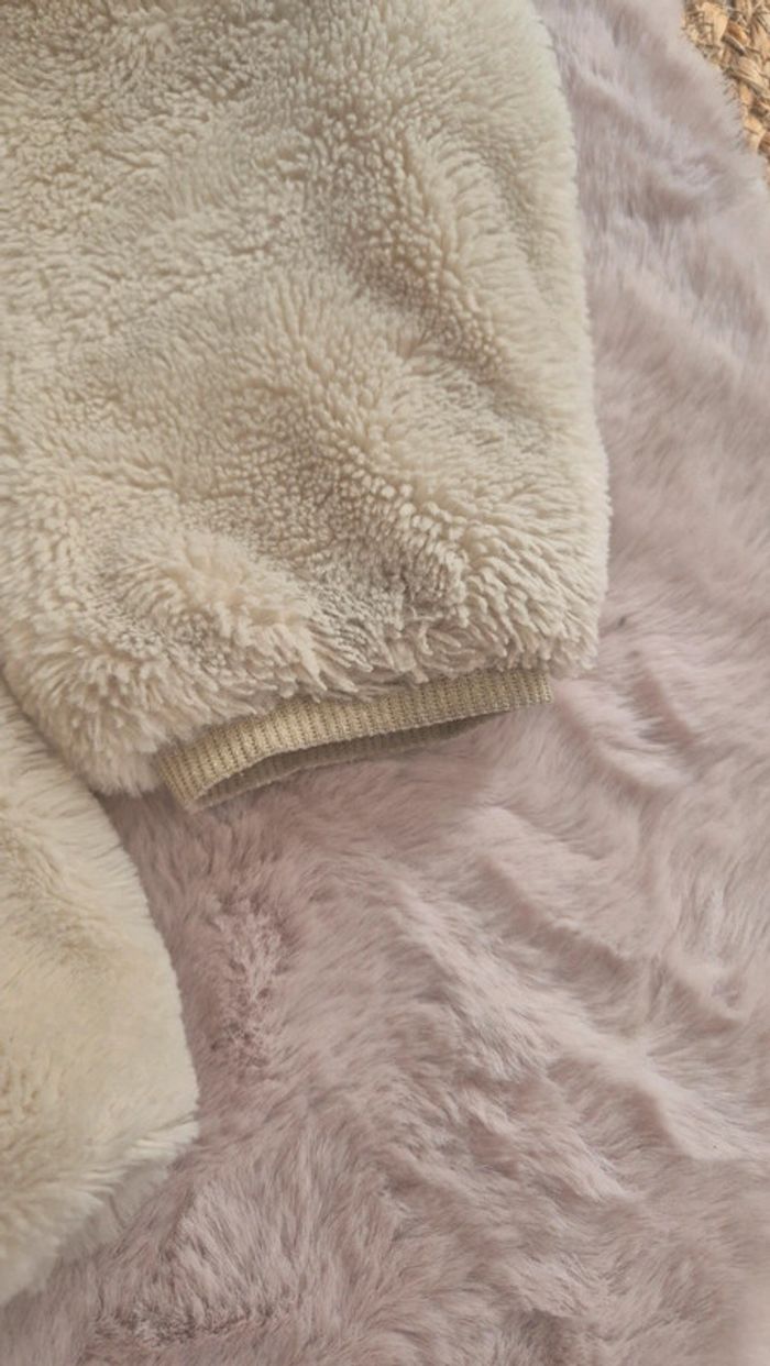 Veste courte à capuche en fausse fourrure crème Kiabi 💫 12 ans - photo numéro 3