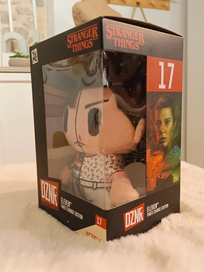 Stranger Things – Peluche Eleven Times Change Edition – Collection DZNR (N°17) - photo numéro 2