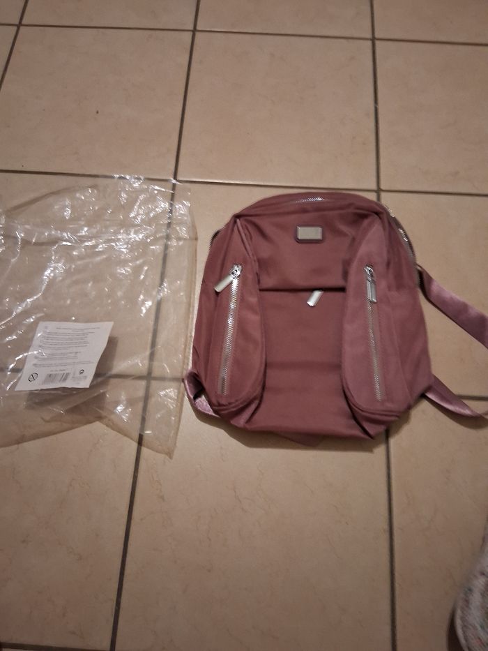 Sac à dos violet neuf