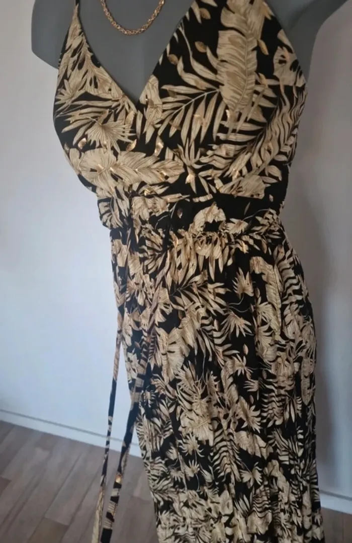 Robe bretelles cache-coeur fleurs tropicales dorées - photo numéro 6
