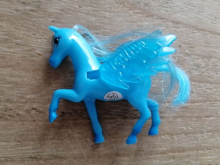 Petit cheval ailé bleu - photo numéro 3