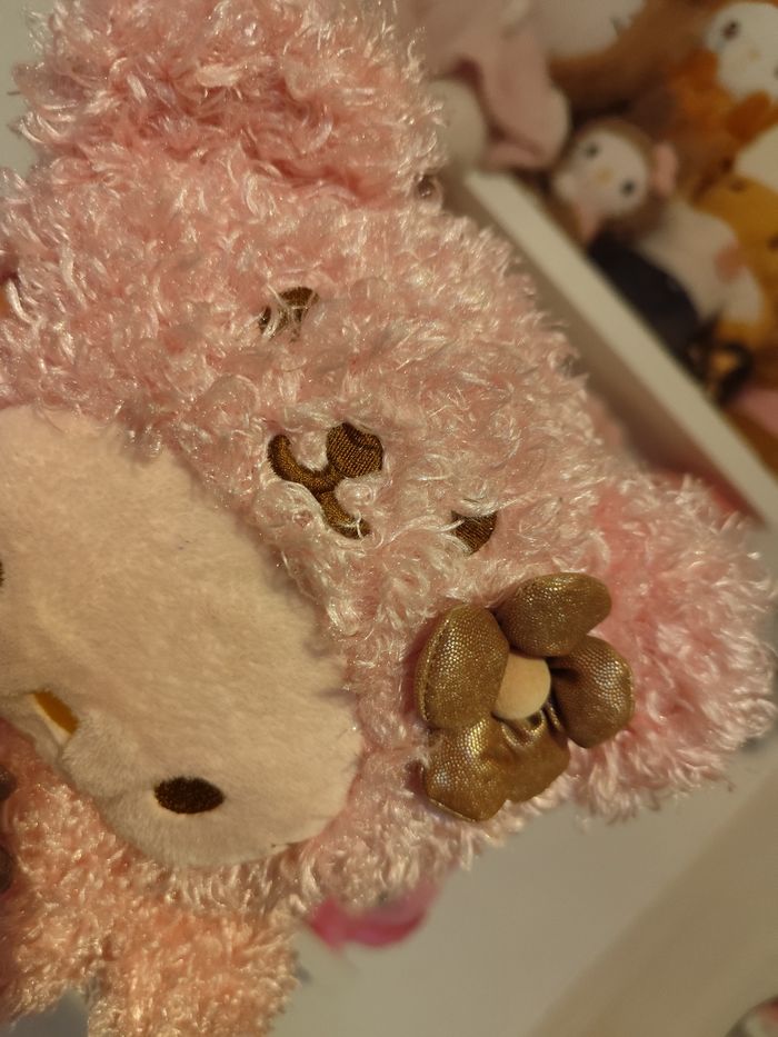 peluche doudou hello kitty sanrio ours ourson rose fluffy poils bouclés fleurs dorées ruban - photo numéro 3