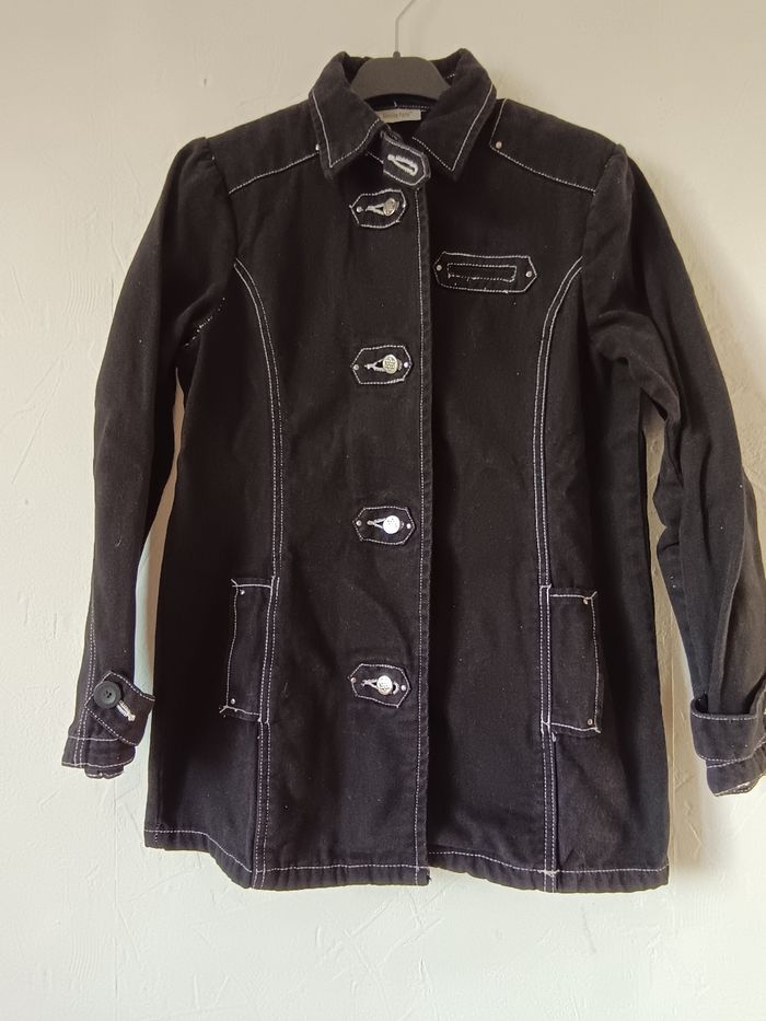 Veste en jean noire.