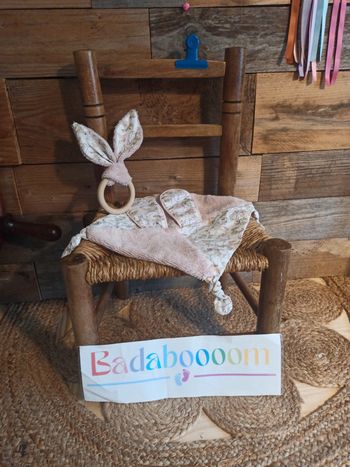 Doudou rose lapin fait main et hochet tbe
