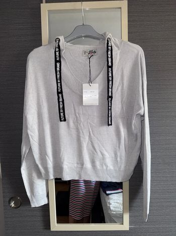 Petit pull à capuche