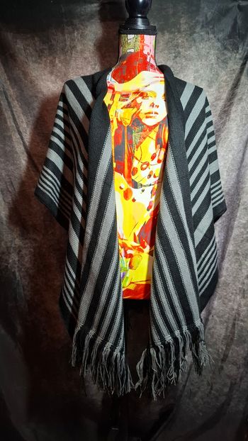 Poncho cape à rayures noir gris bohème Pretty Persuasions