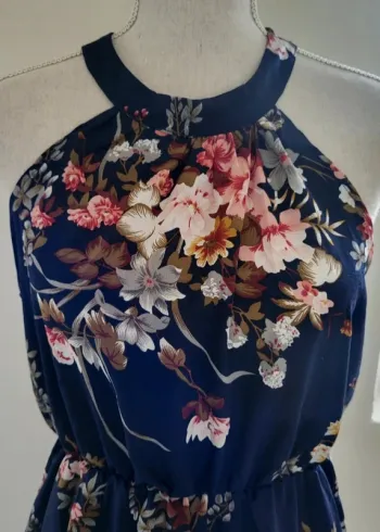 Combishort à fleurs bleu marine et rose kaki Kiabi Taille 36