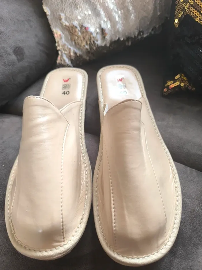 Jolies pantoufles en cuir beige - photo numéro 4