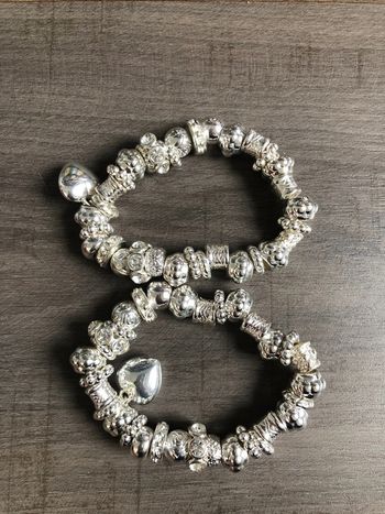 Lot de 2 bracelets élastiques style charms argentés