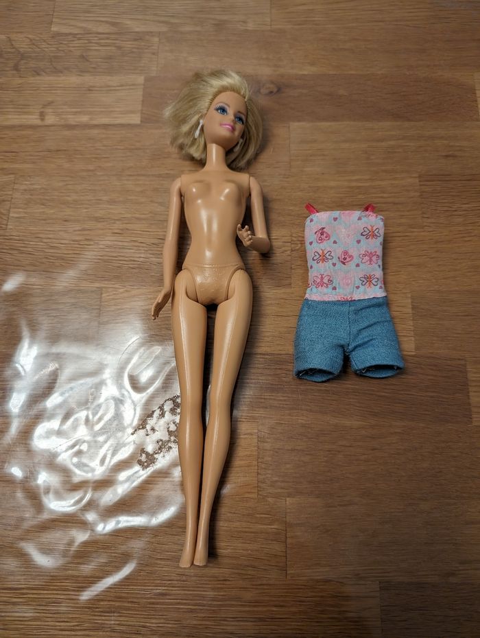 Poupée Barbie avec sa combi short
Très bon état - photo numéro 4