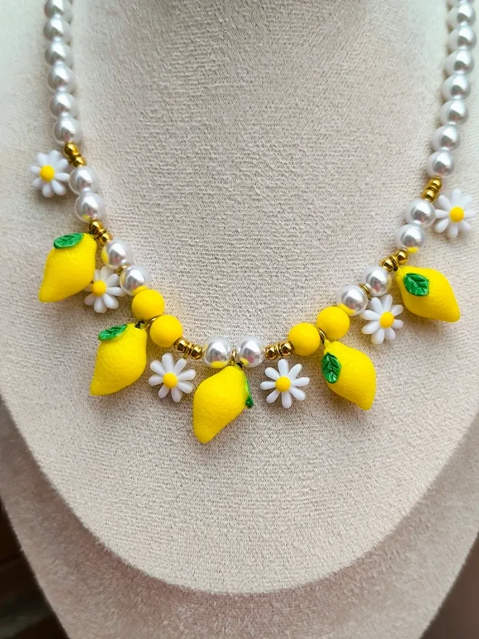 Collier doré avec perles blanches, citrons et marguerites - photo numéro 3