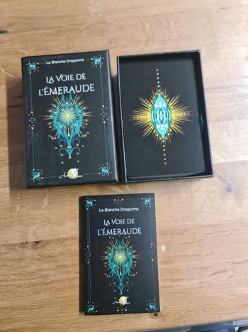 Proche du jeuf La Voie De L'Emeraude des éditions Arcana Sacra, jeu de 63 cartes avec livret en couleur, 