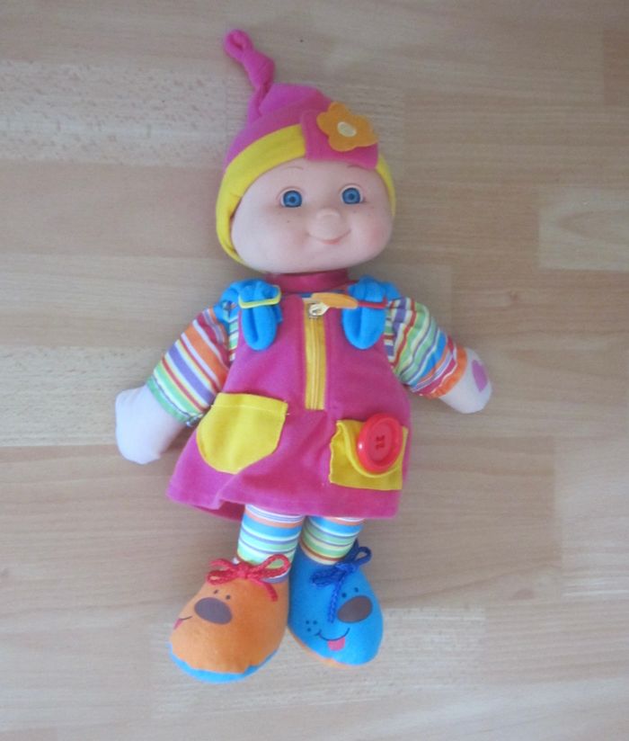 Poupée éducative pour apprendre a faire les lacets et autre