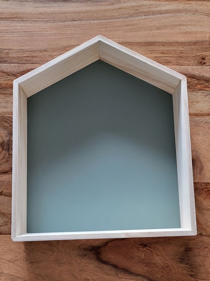 Étagère en forme de maison