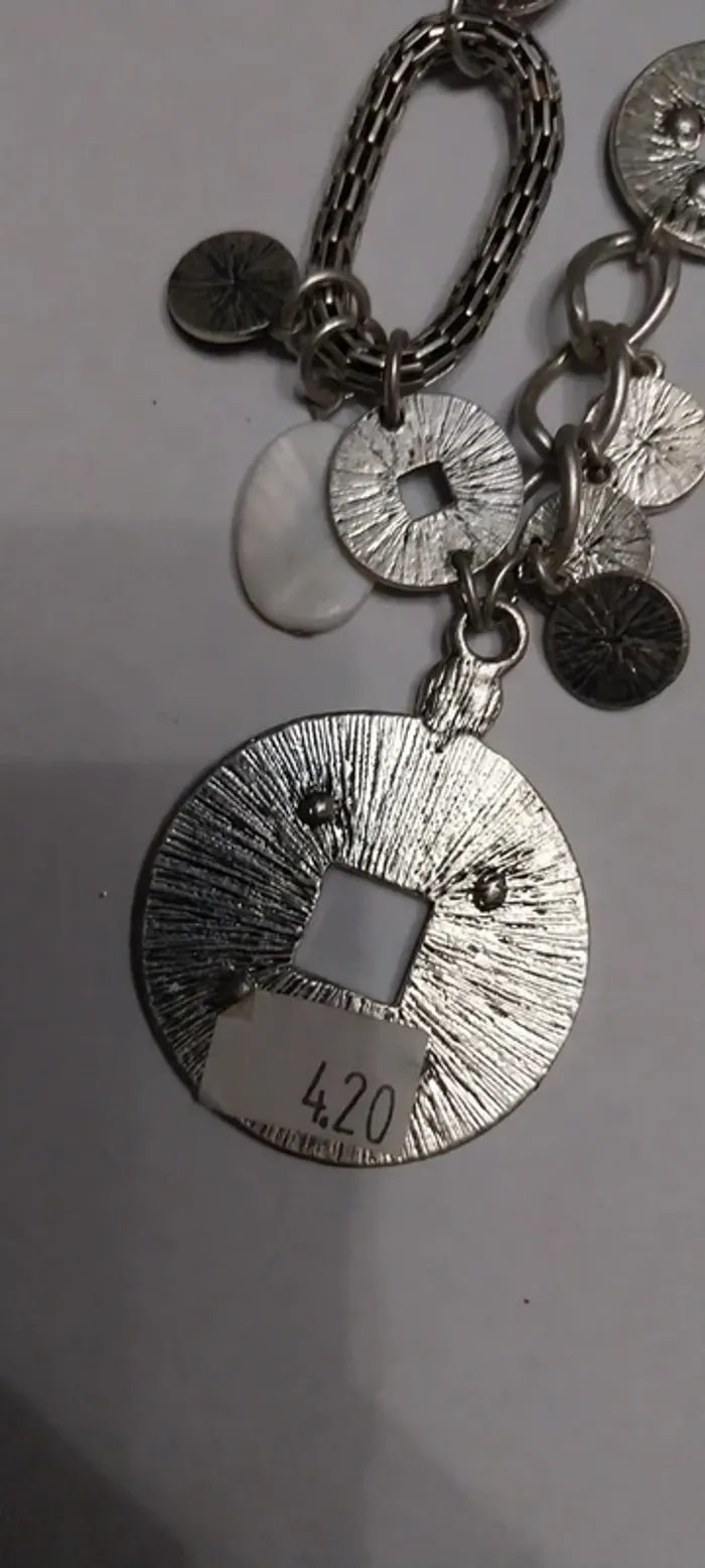 Collier fantaisie argent et marron avec breloques. Neuf - photo numéro 5