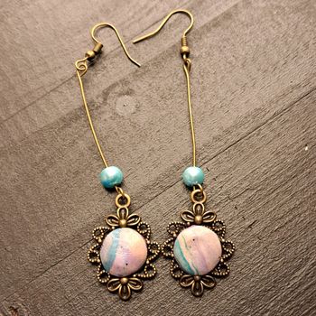 Boucles d'oreilles pendante avec pâte polymere rose vert