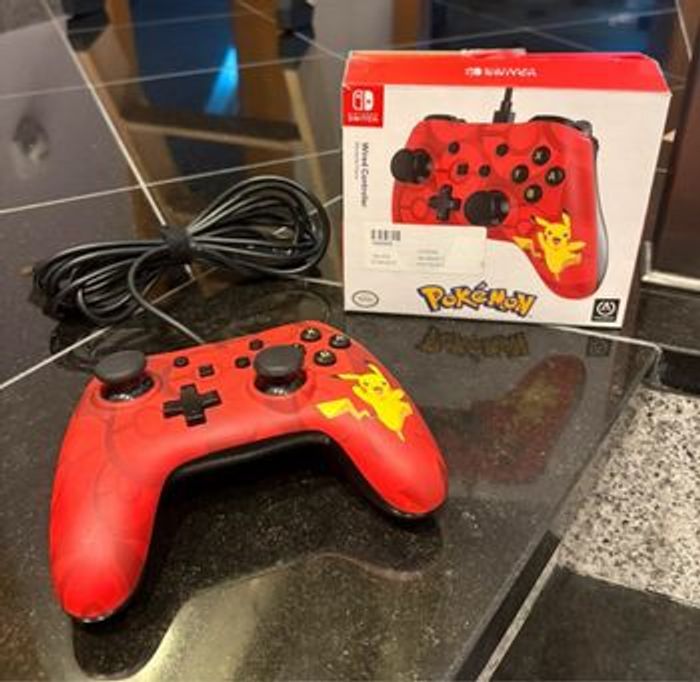 Commande  Switch Pokémon rouge avec fil