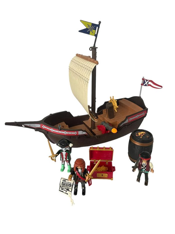 Bateau pirate Playmobil avec personnages et accessoires
