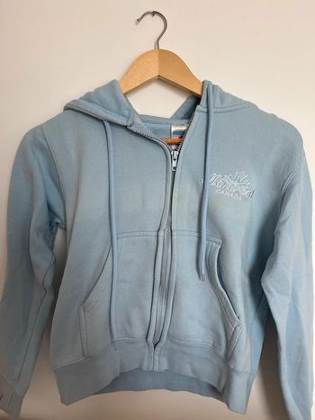 pull bleu clair