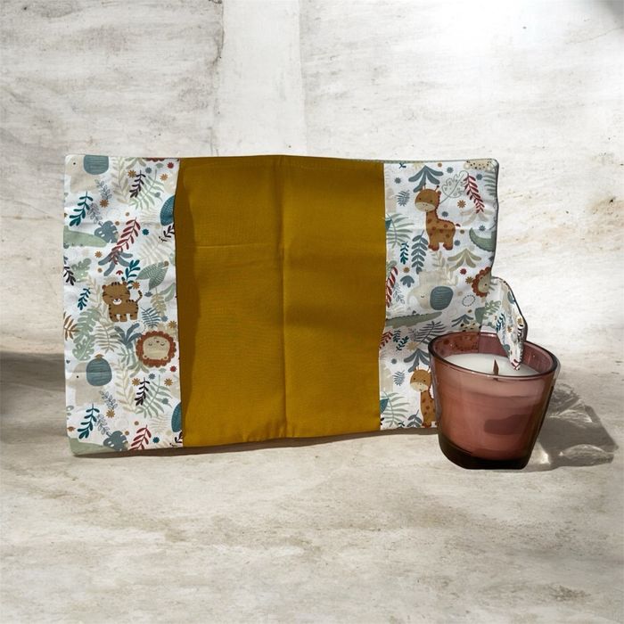 Protège carnet de santé fait main • velours vert & tissu animaux • personnalisable - photo numéro 2