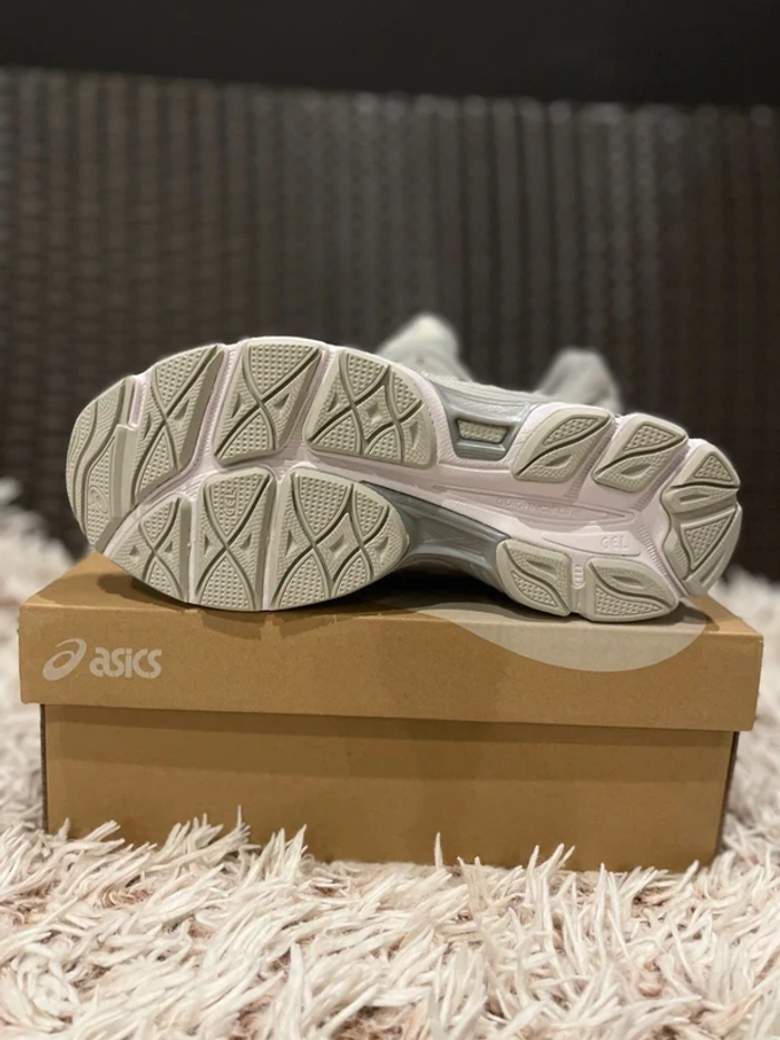 Asics Gel NYC Gris/Blanc - Neuf - photo numéro 2
