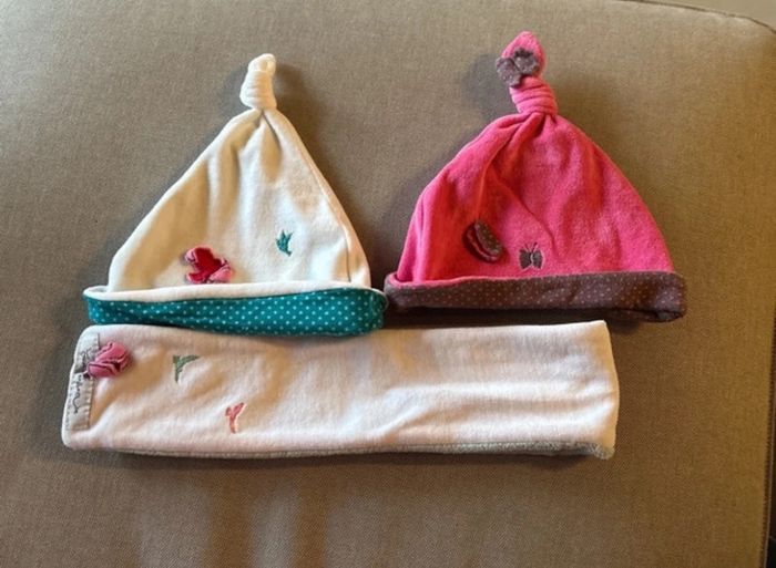 Lot de 2 bonnets et 1 écharpe jeux d’enfant 1/3 mois