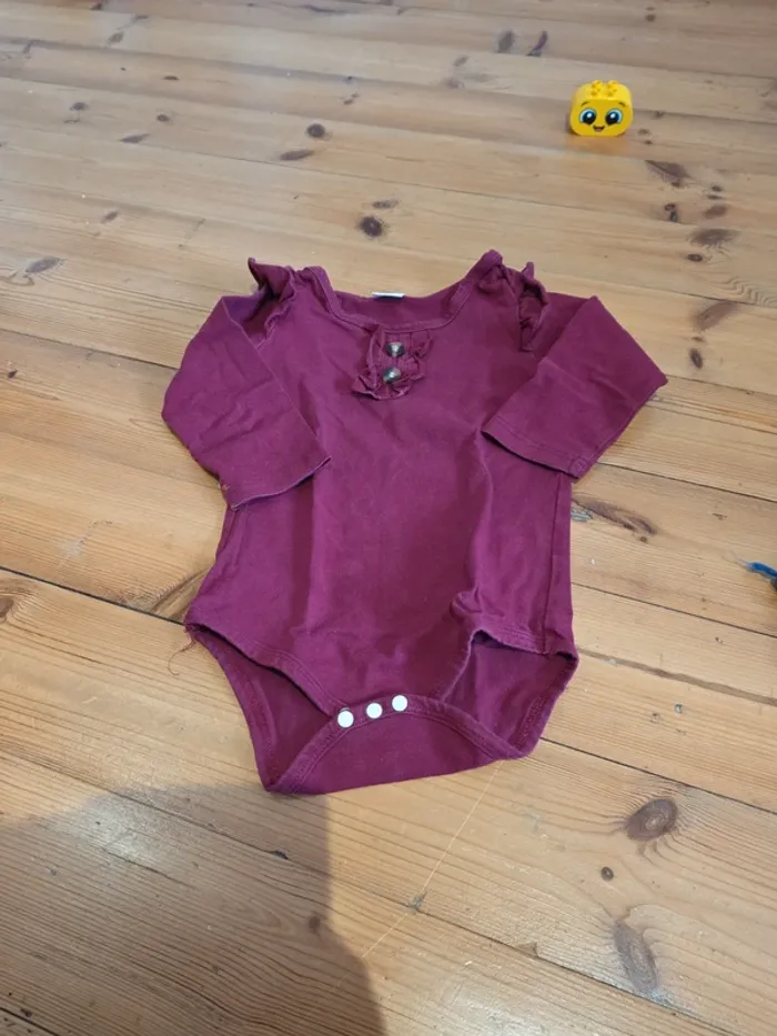 Lot de 4 vêtements. - photo numéro 2