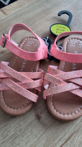 Sandales neuf T 24 neuf rose paillettes