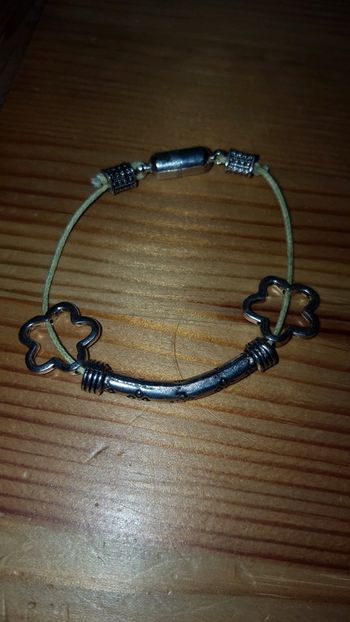 Joli bracelet jaune vert