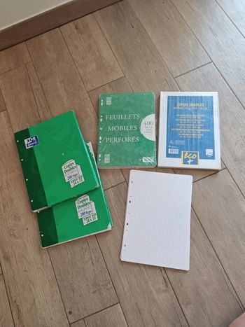 Lot de feuilles de papeterie
