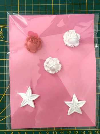 Lot d’embellissements en céramique fleurs et roses