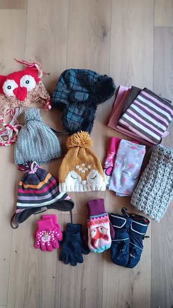 Gros lot de bonnets écharpes gants fille