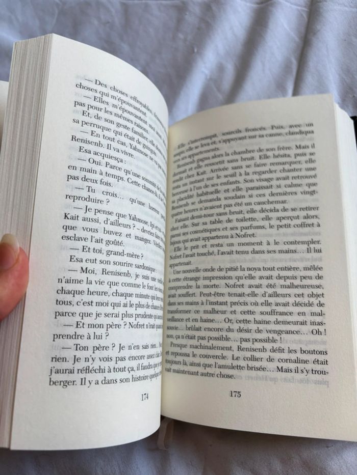 Livre Agatha Christie Double roman La mort n’est pas une fin Meurtre au champagne 00s - photo numéro 11