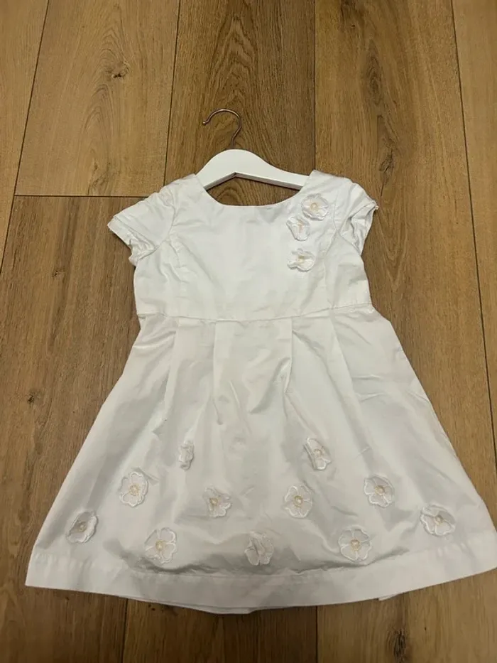Robe blanche avec fleurs