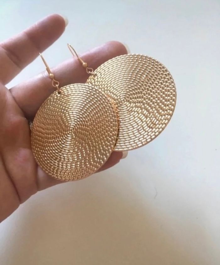 Boucles d’oreilles pendantes NEUVES pour femme forme ronde couleur doré - photo numéro 6