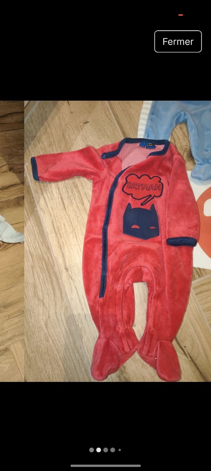 Lot 5 pyjamas velours idéal maternité
Taille 54-54cm
Bon état quelques jaunis au col cf photo 
Marque batman absorba - photo numéro 2