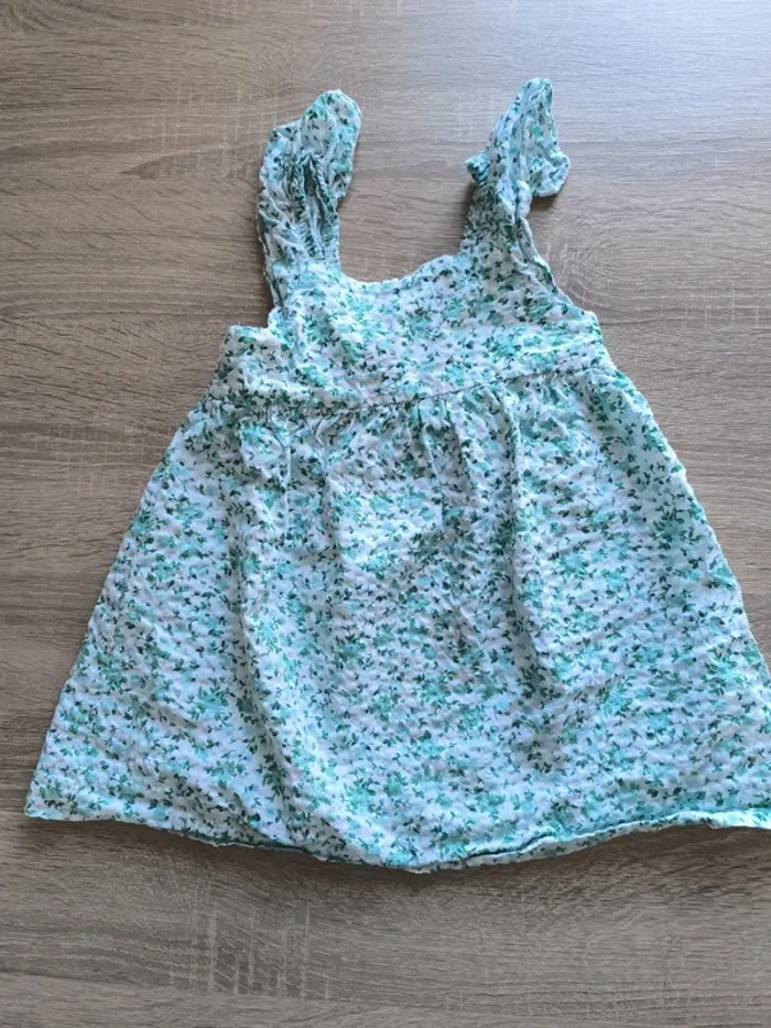 Robe fleurie Zara notée 3-4 ans taille petit 2-3 ans