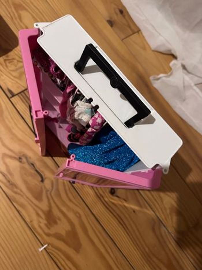 Armoire barbies - photo numéro 3
